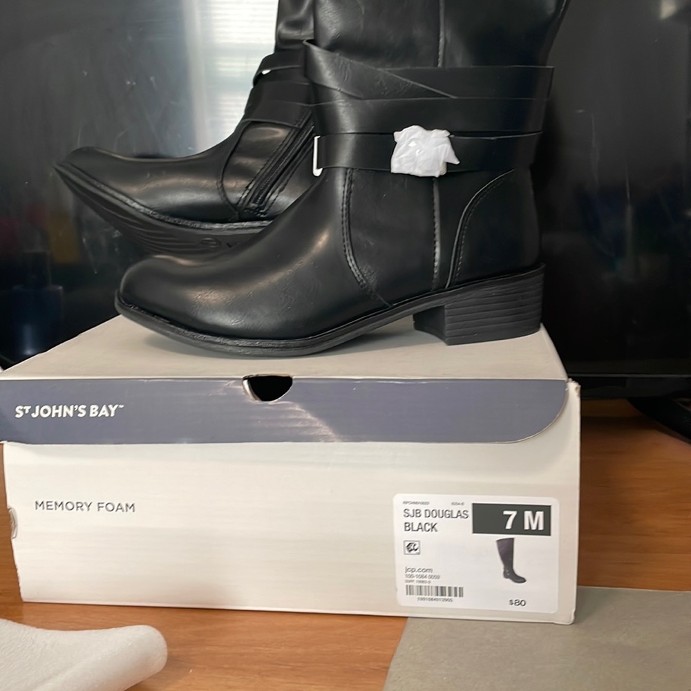 Brand new size 7 boots